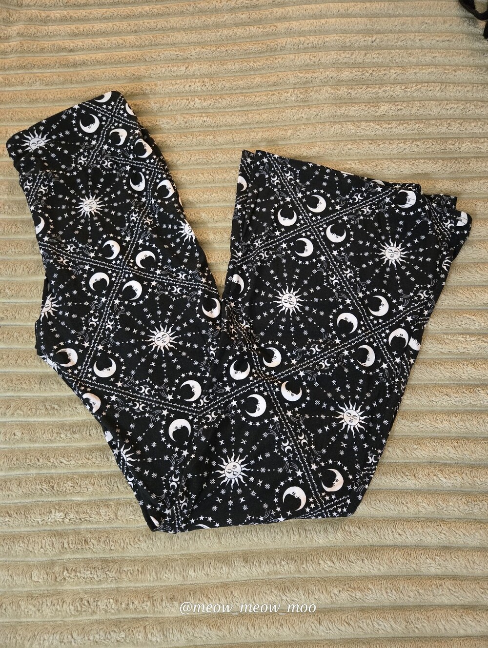 1 Pair No Boundaries Celestial Sun Moon Flare Leg Pants M (7-9) NWOT